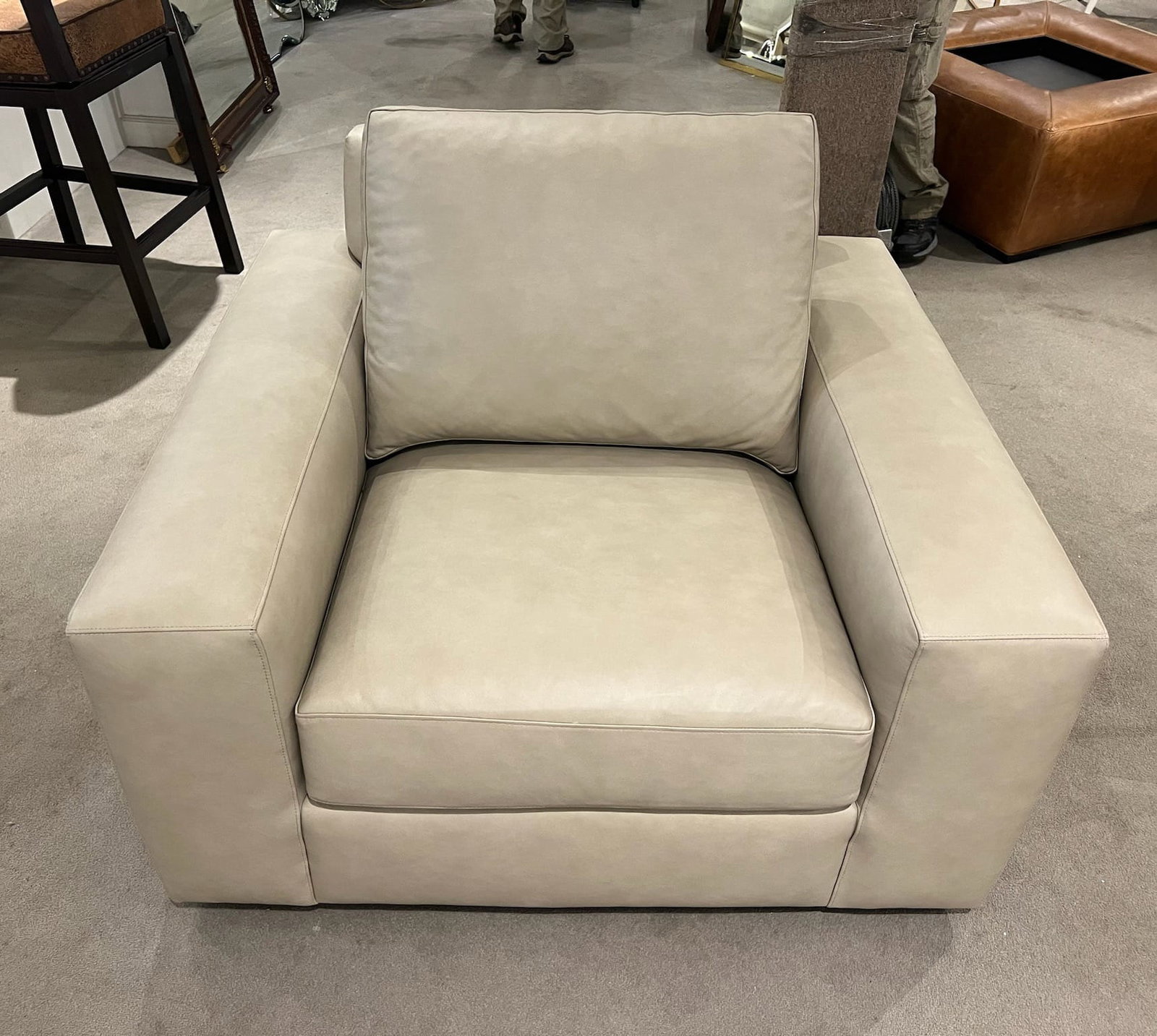 Hancock and Moore MD01-S Milan Swivel Chair