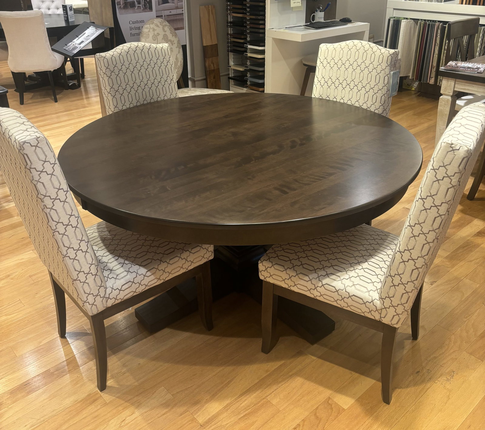 Canadel TRN060602929 Round Dining Table and Chairs Canadel TRN060602929 Round Dining Table and Chairs