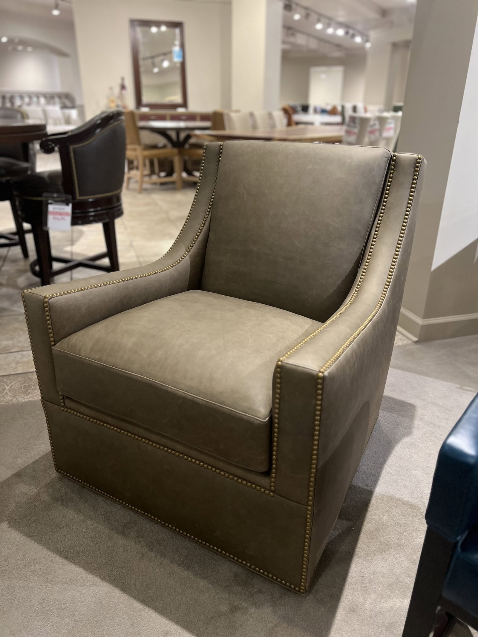 Hancock and Moore 5253S/107 Rosemont Swivel Chair