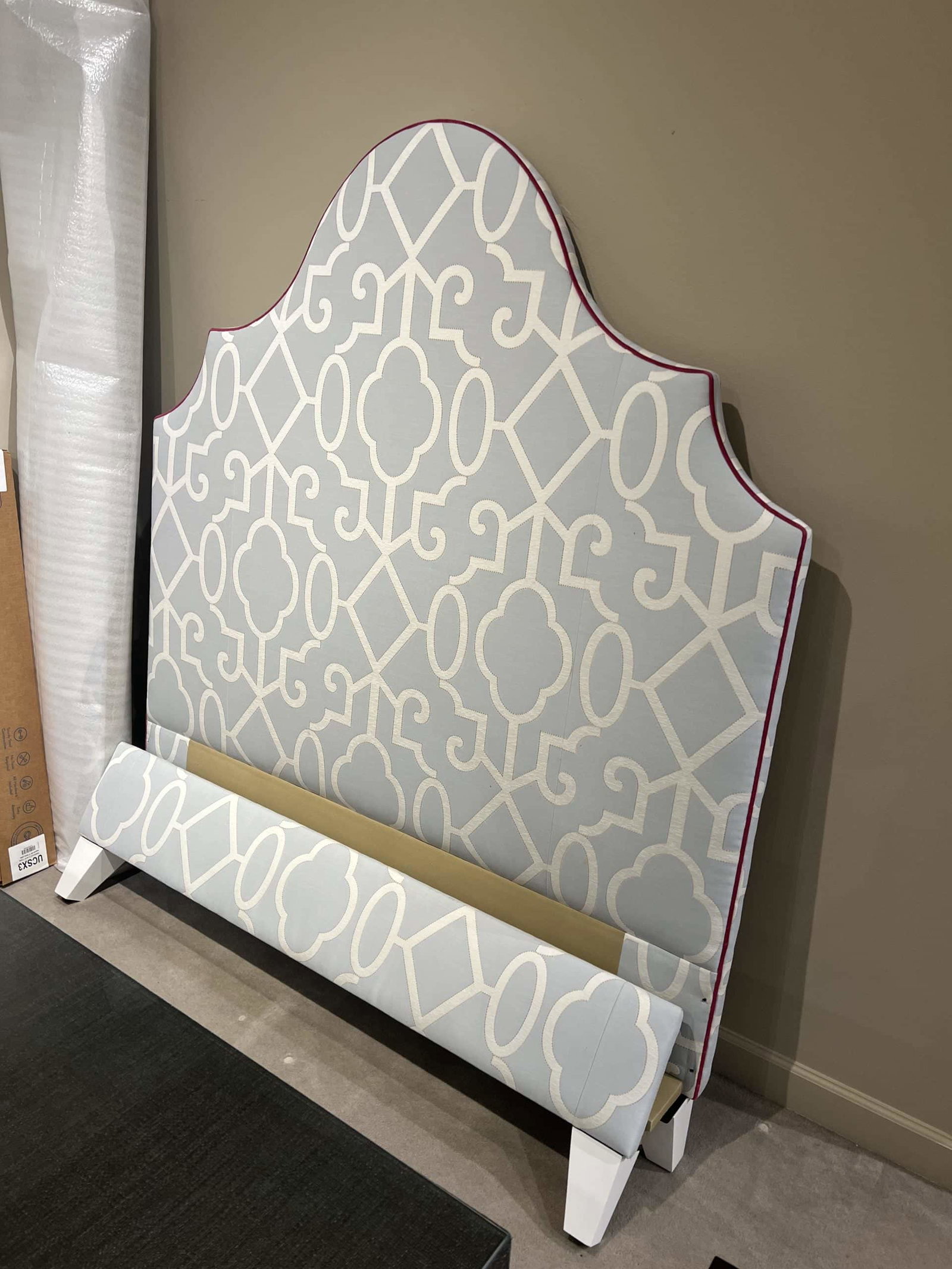 Century CR9-101-QU/20,30,40	Lafayette Fully Uph Bed - Queen