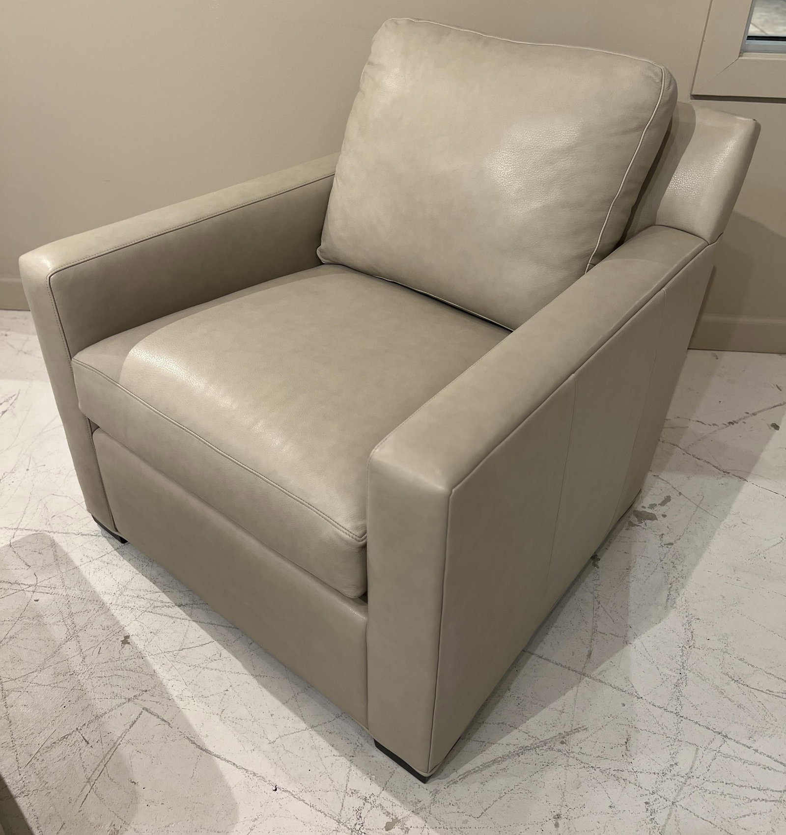 Hancock and Moore E6869-1-BIS/1407 Lawson Chair