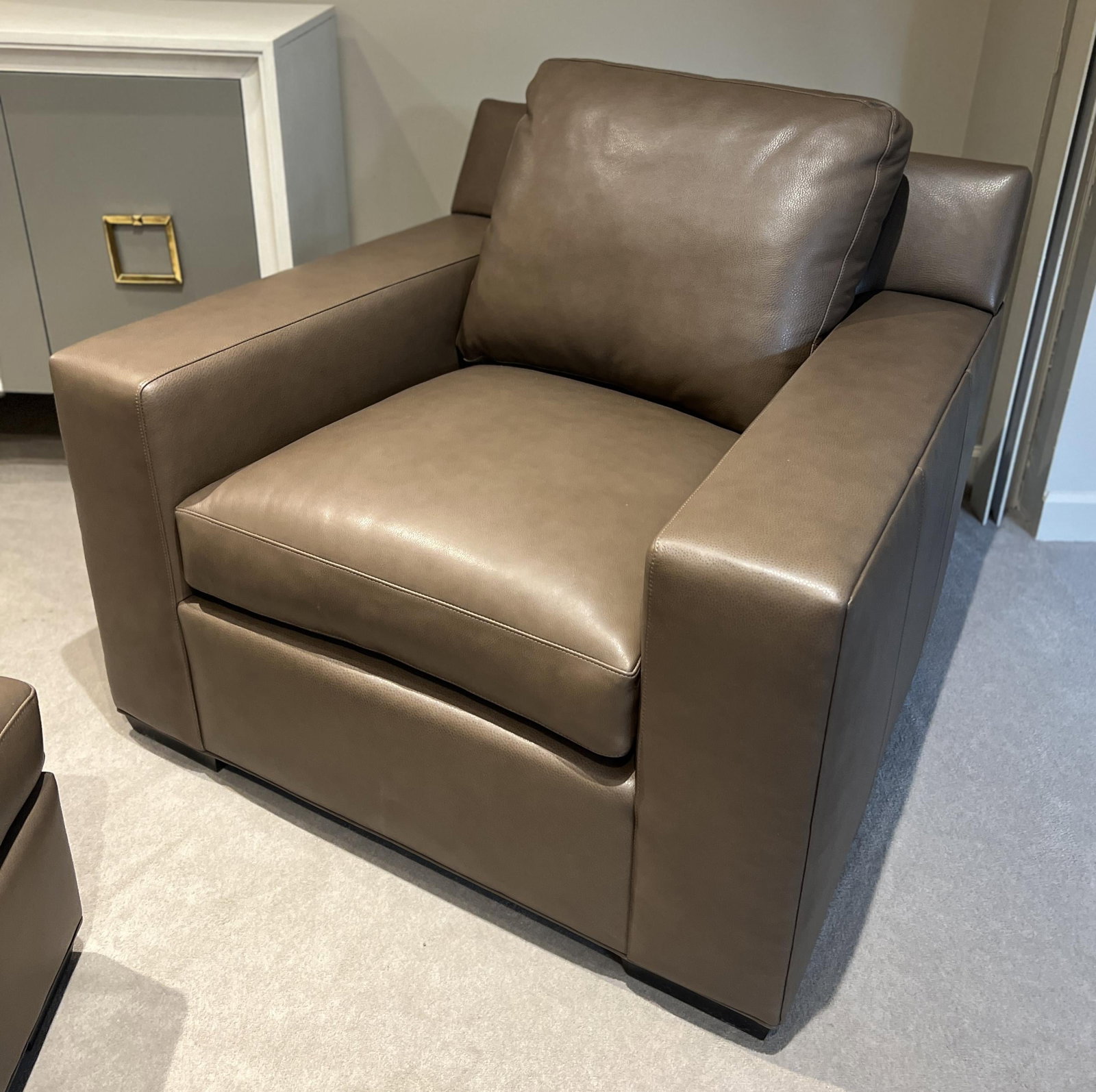 Hancock and Moore E6870-1-TRU/1411 Octavius Chair at Factory Outlets by Hickory Park